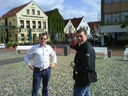 Mikael och Anders på torget i Jever innan vi besöker Scoma